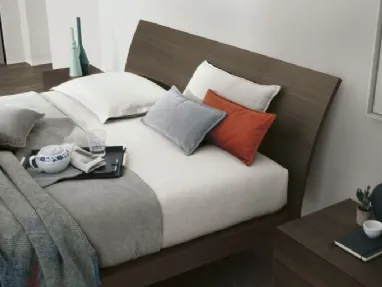 Letto con testiera Clio in legno rovere moka di Tomasella